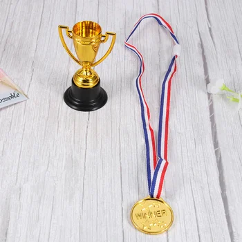 8Pcs Trofej Poháre a 8Pcs Medaily, Trofeje Zlatými Kovovými Väčšinu Trofeje a Medaily pre Maturitné Večierky, Športové Turnaje,